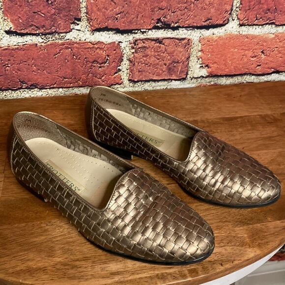 Trotters Bronze Woven Flats - Picture 2 of 12